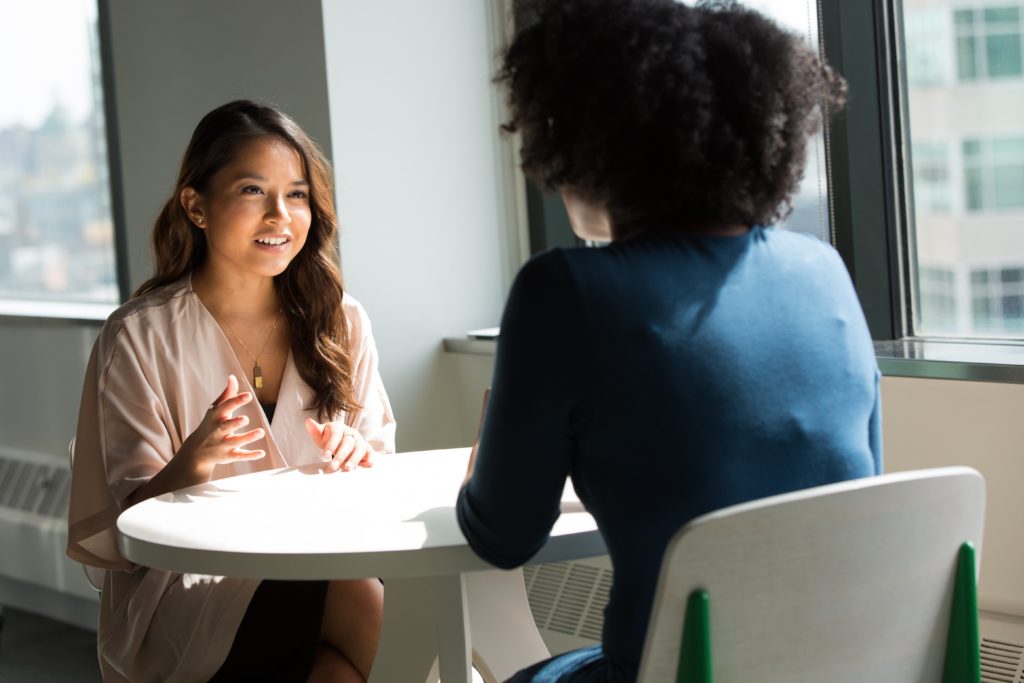 femme qui discute et ecoute autour de la table