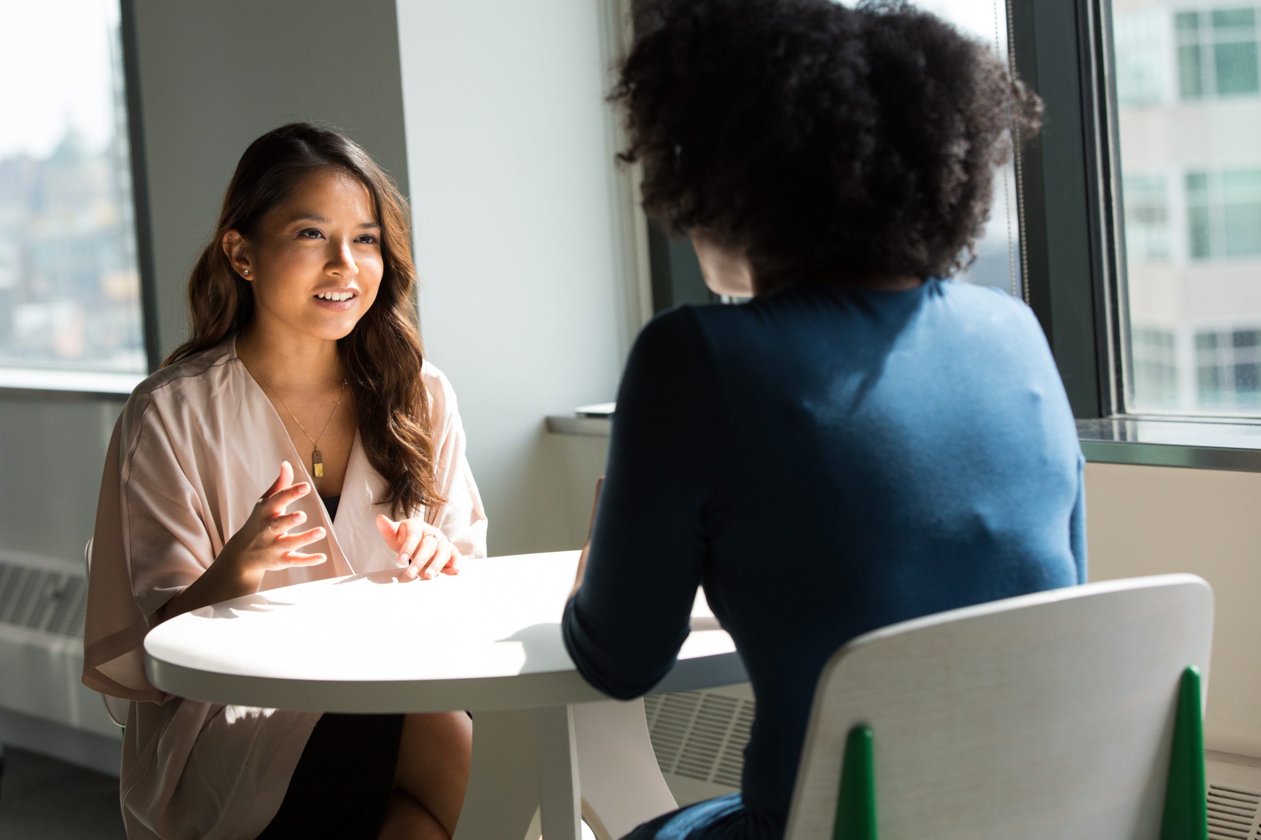 Soigner avec les mots : ces phrases qui apaisent, celles qui blessent, et celles qui transforment